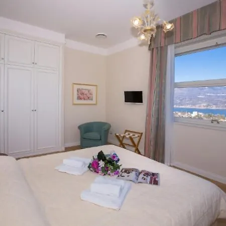 Βίλα Sleeps 13 Pool Air Con Μπαβένο