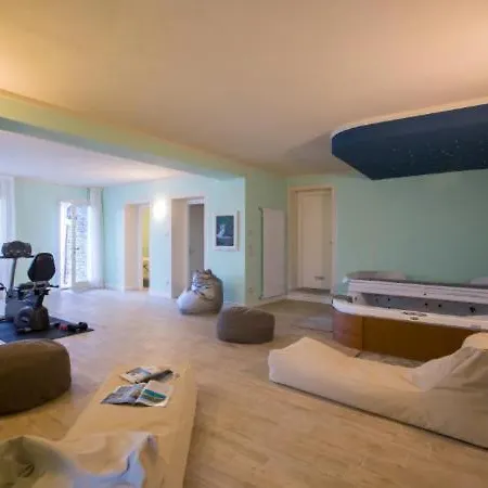 Βίλα Sleeps 13 Pool Air Con Μπαβένο