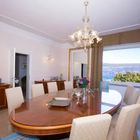 Βίλα Sleeps 13 Pool Air Con Μπαβένο